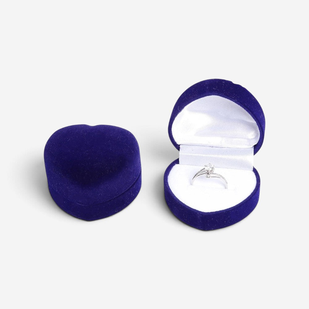 Boîte à bijoux SecretGleam en velours bleu en forme de cœur avec une bague de fiançailles à l'intérieur