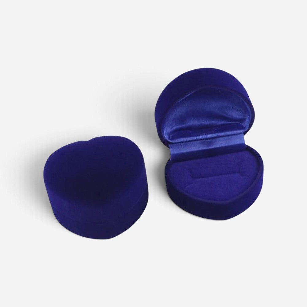 Boîte à bijoux SecretGleam en forme de cœur en velours bleu profond avec intérieur satiné pour bague de fiançailles