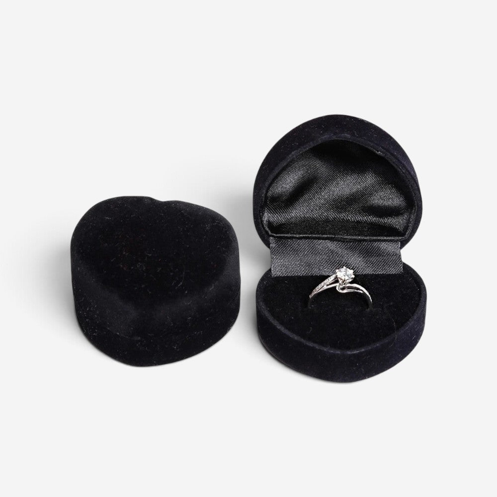 Boîte à bijoux SecretGleam en velours noir en forme de cœur avec une bague de fiançailles à l'intérieur