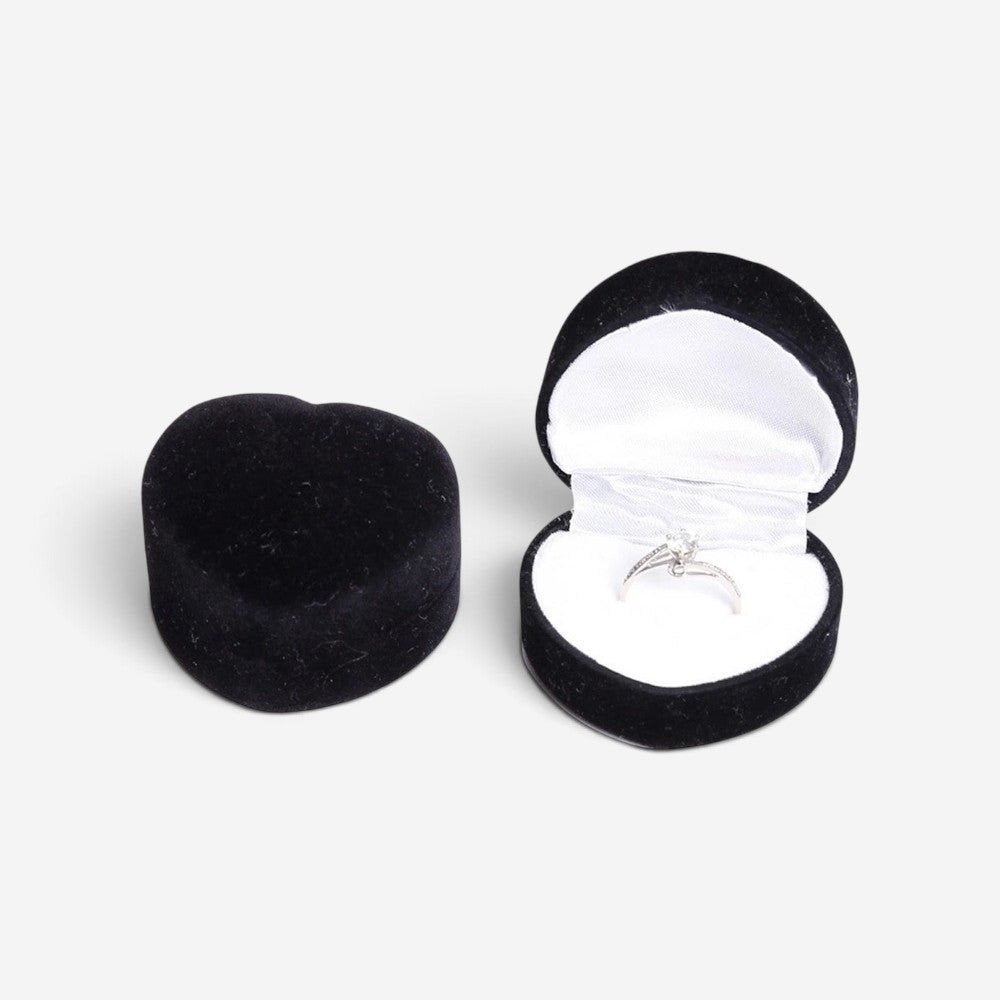Boîte à bijoux SecretGleam en velours noir en forme de cœur avec une bague de fiançailles à l'intérieur