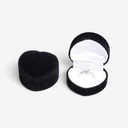 Boîte à bijoux SecretGleam en velours noir en forme de cœur avec une bague de fiançailles à l'intérieur