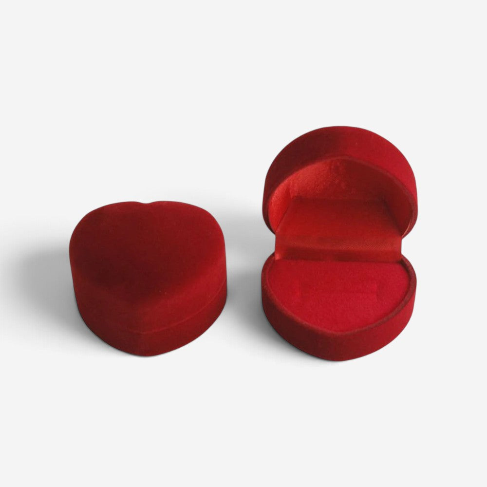 Boîte à bijoux SecretGleam en forme de cœur en velours rouge, idéale pour une bague de fiançailles