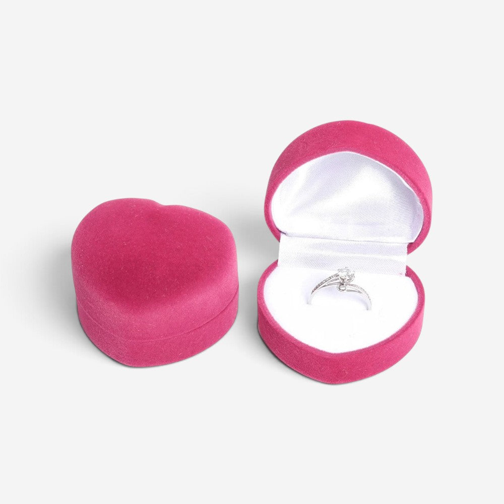 Boîte à bijoux SecretGleam en velours rose en forme de cœur avec une bague de fiançailles à l'intérieur