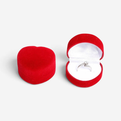 Boîte à bijoux SecretGleam en velours rouge en forme de cœur avec une bague de fiançailles à l'intérieur