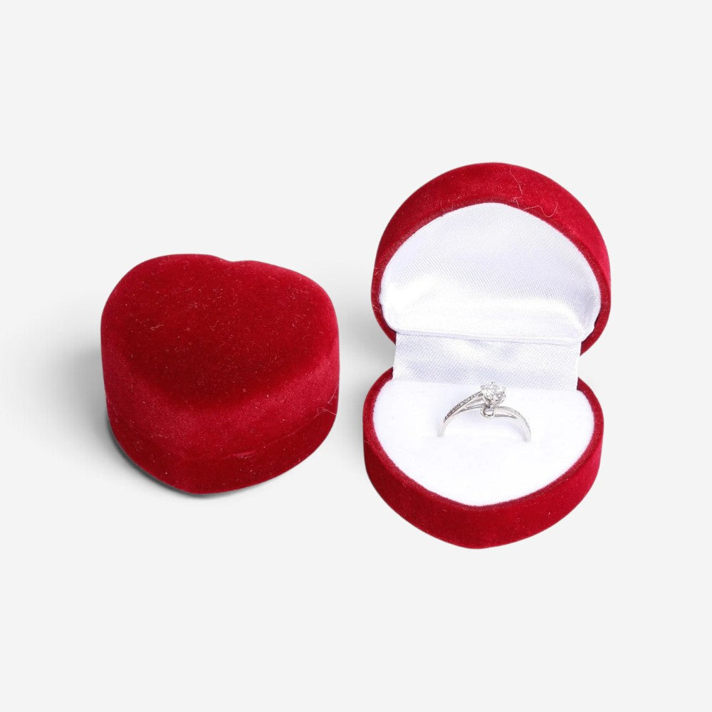 Boîte à bijoux SecretGleam en velours rouge en forme de cœur avec une bague de fiançailles à l'intérieur