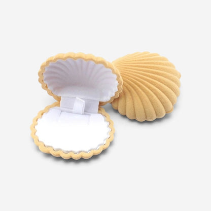 Boîte à bijoux SecretGleam en forme de coquillage beige en velours doux avec intérieur blanc pour colliers