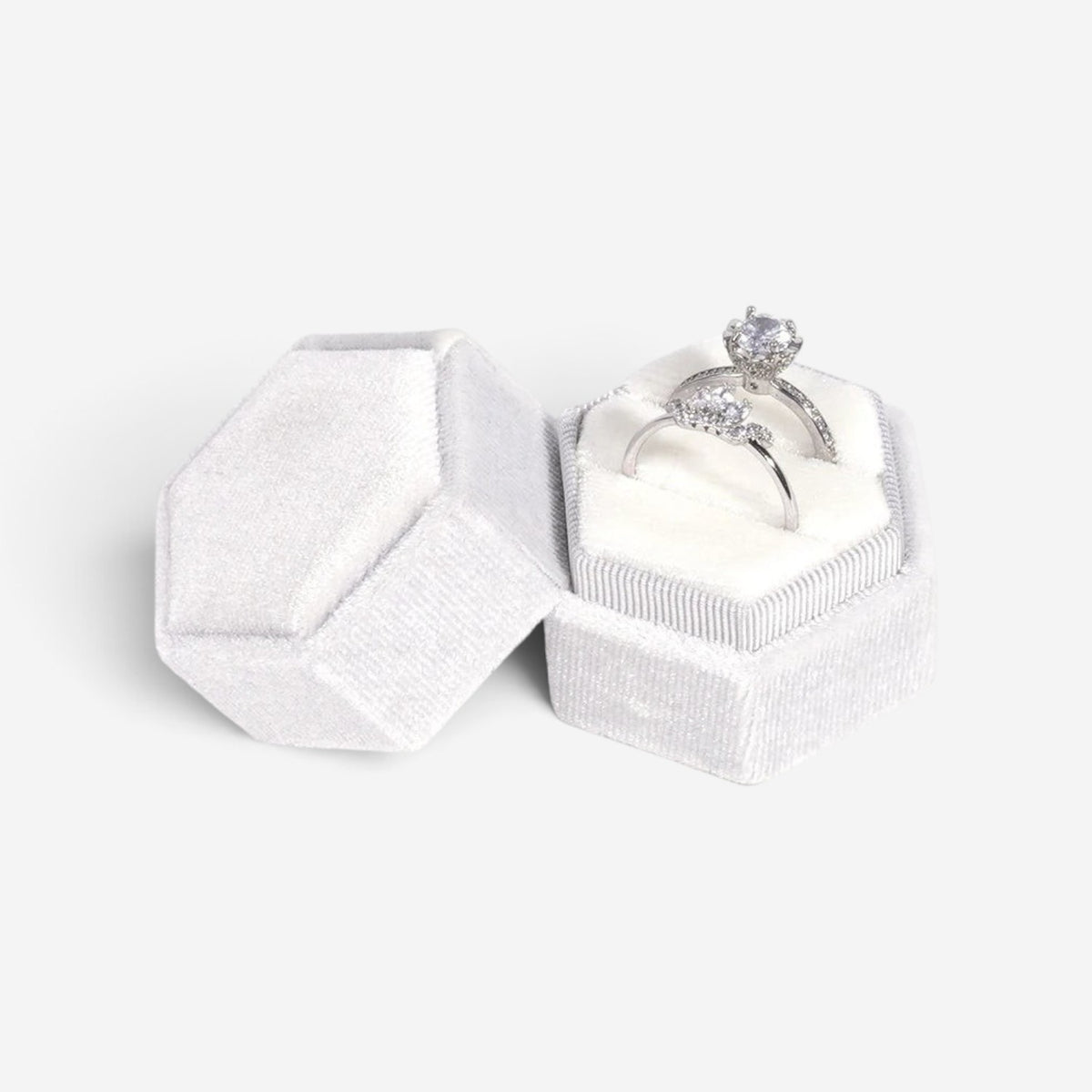 Boîte à bijoux hexagonale SecretGleam en velours blanc avec deux bagues de fiançailles argentées