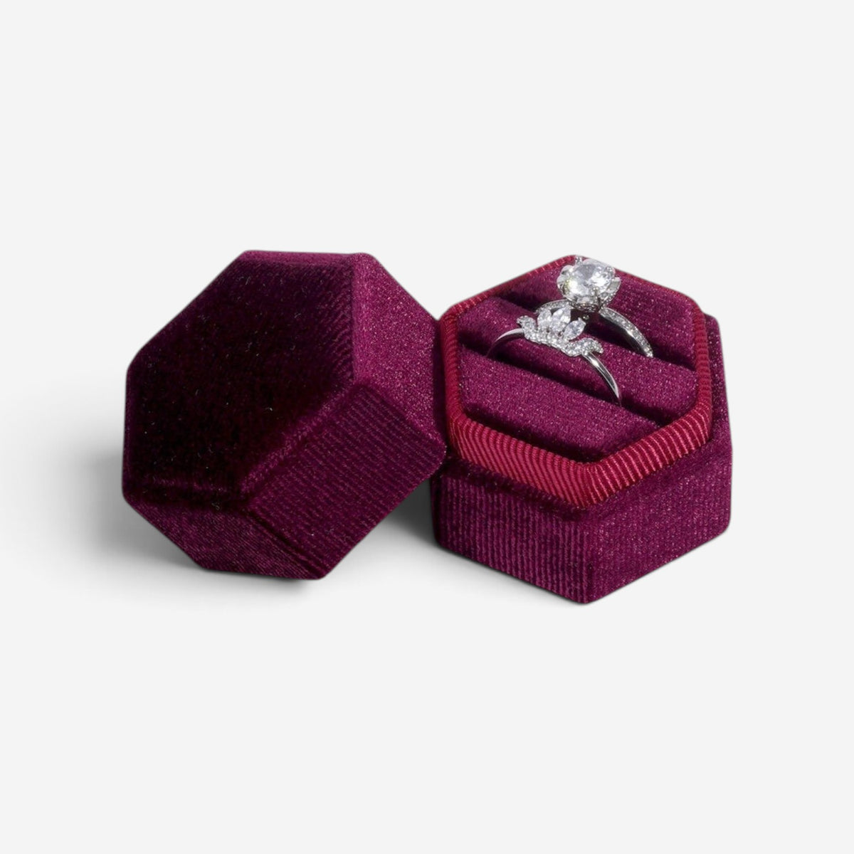 Boîte à bijoux hexagonale SecretGleam en velours bordeaux avec deux bagues de fiançailles en argent