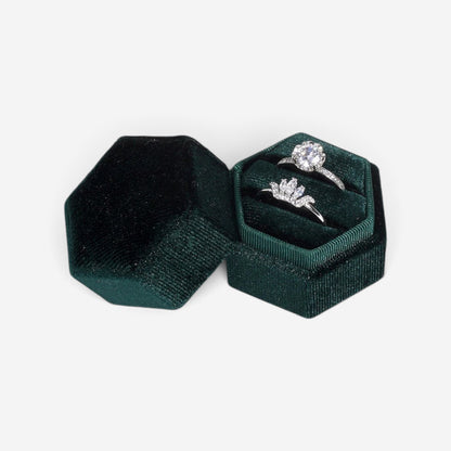 Boîte à bijoux hexagonale SecretGleam en velours vert foncé avec deux bagues de fiançailles argentées