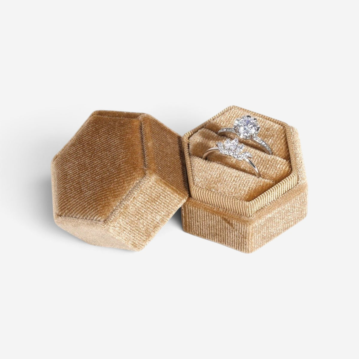 Boîte à bijoux hexagonale SecretGleam en velours doré avec deux bagues de fiançailles argentées