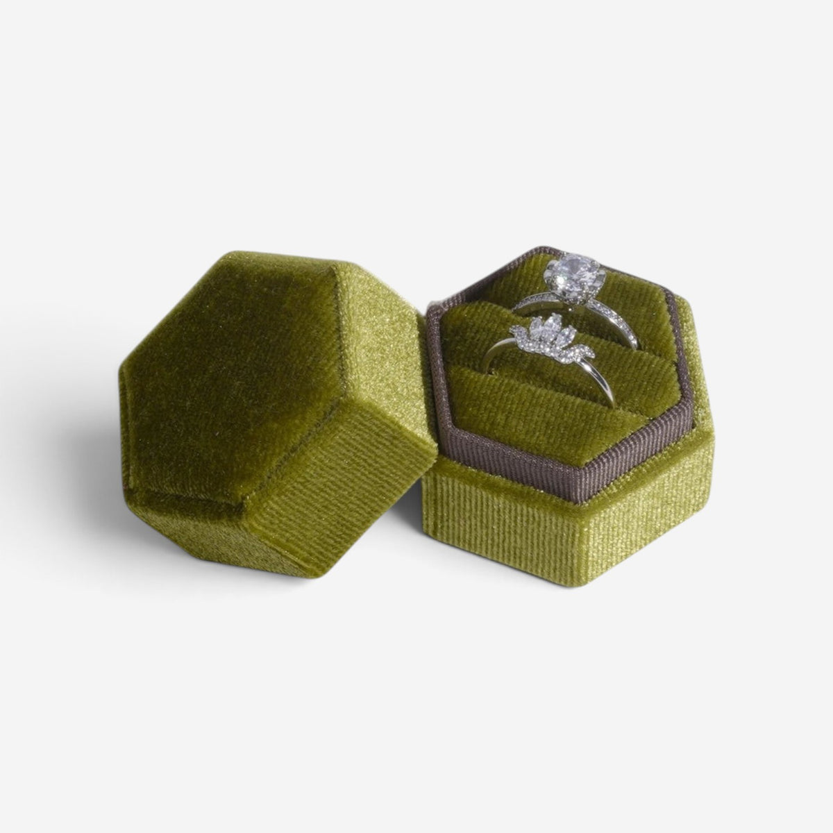 Boîte à bijoux hexagonale SecretGleam en velours vert olive avec deux bagues de fiançailles argentées