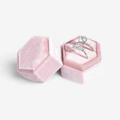 Boîte à bijoux hexagonale SecretGleam en velours rose avec deux bagues de fiançailles en argent