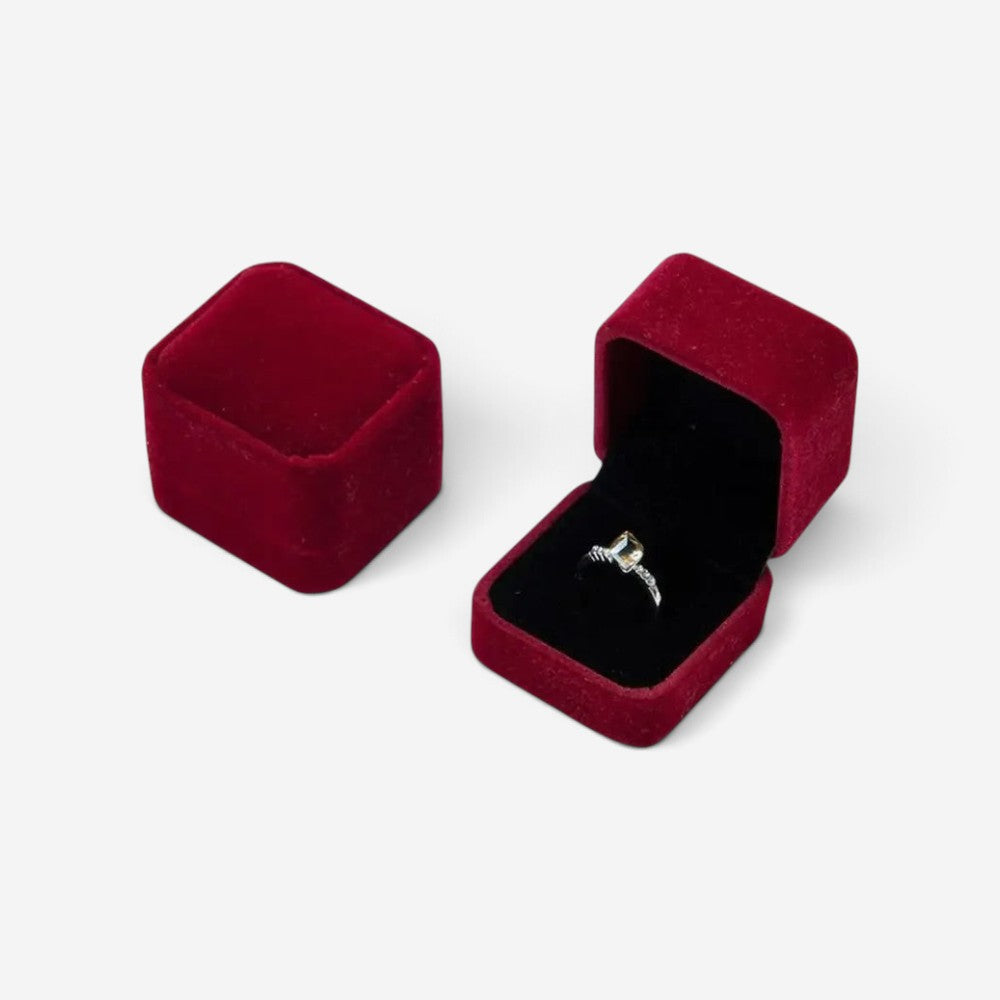 Boîte à bijoux carrée SecretGleam en velours rouge avec une bague à l'intérieur, design élégant et compact