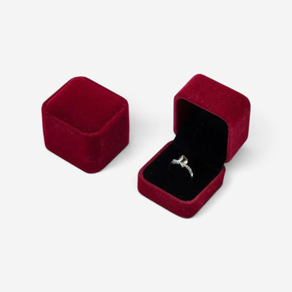Boîte à bijoux carrée SecretGleam en velours rouge avec une bague à l'intérieur, design élégant et compact
