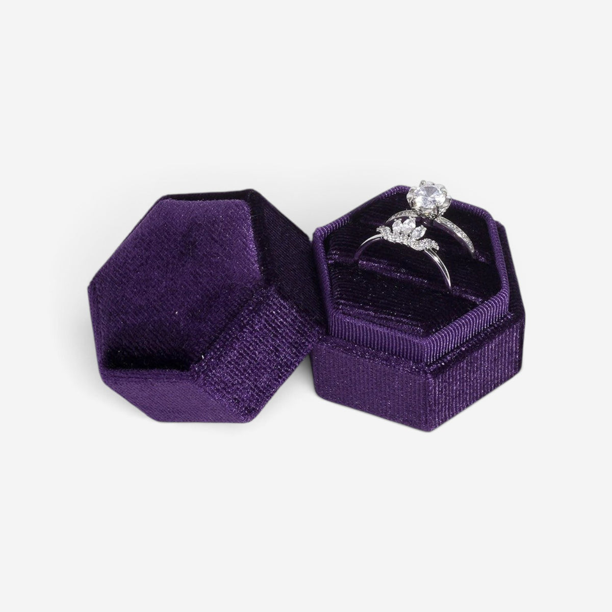 Boîte à bijoux hexagonale SecretGleam en velours violet avec deux bagues de fiançailles en argent