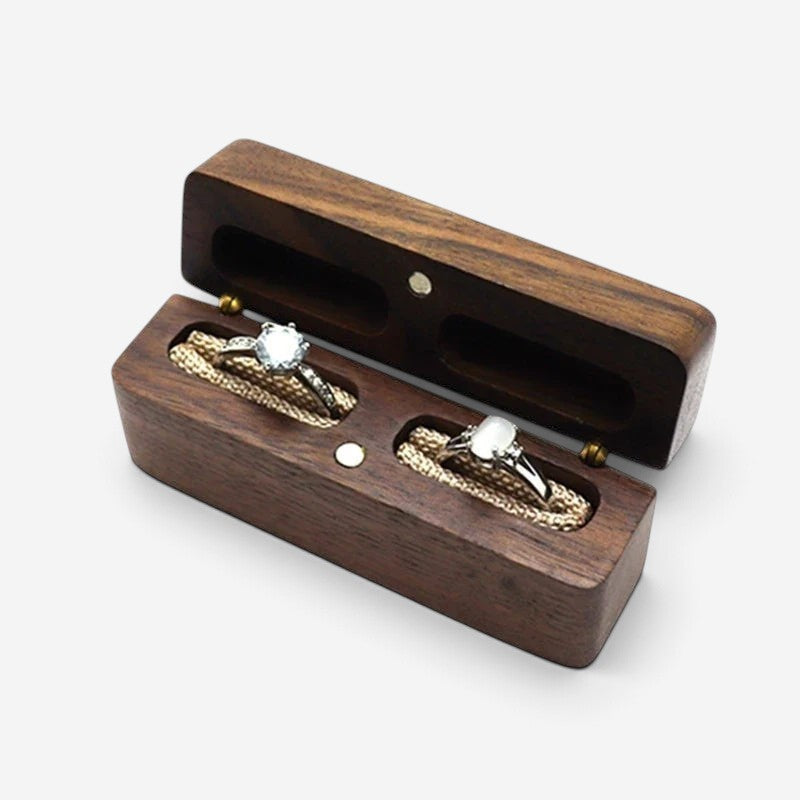 Écrin à bague double compartiment SecretGleam en bois sombre avec deux bagues de fiançailles à l'intérieur