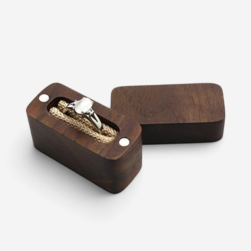 Écrin à bague rectangulaire en bois SecretGleam avec fermeture magnétique, idéal pour une demande en mariage discrète