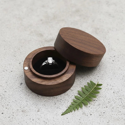 Écrin à bague rond en bois SecretGleam avec fermeture magnétique, idéal pour une demande en mariage élégante