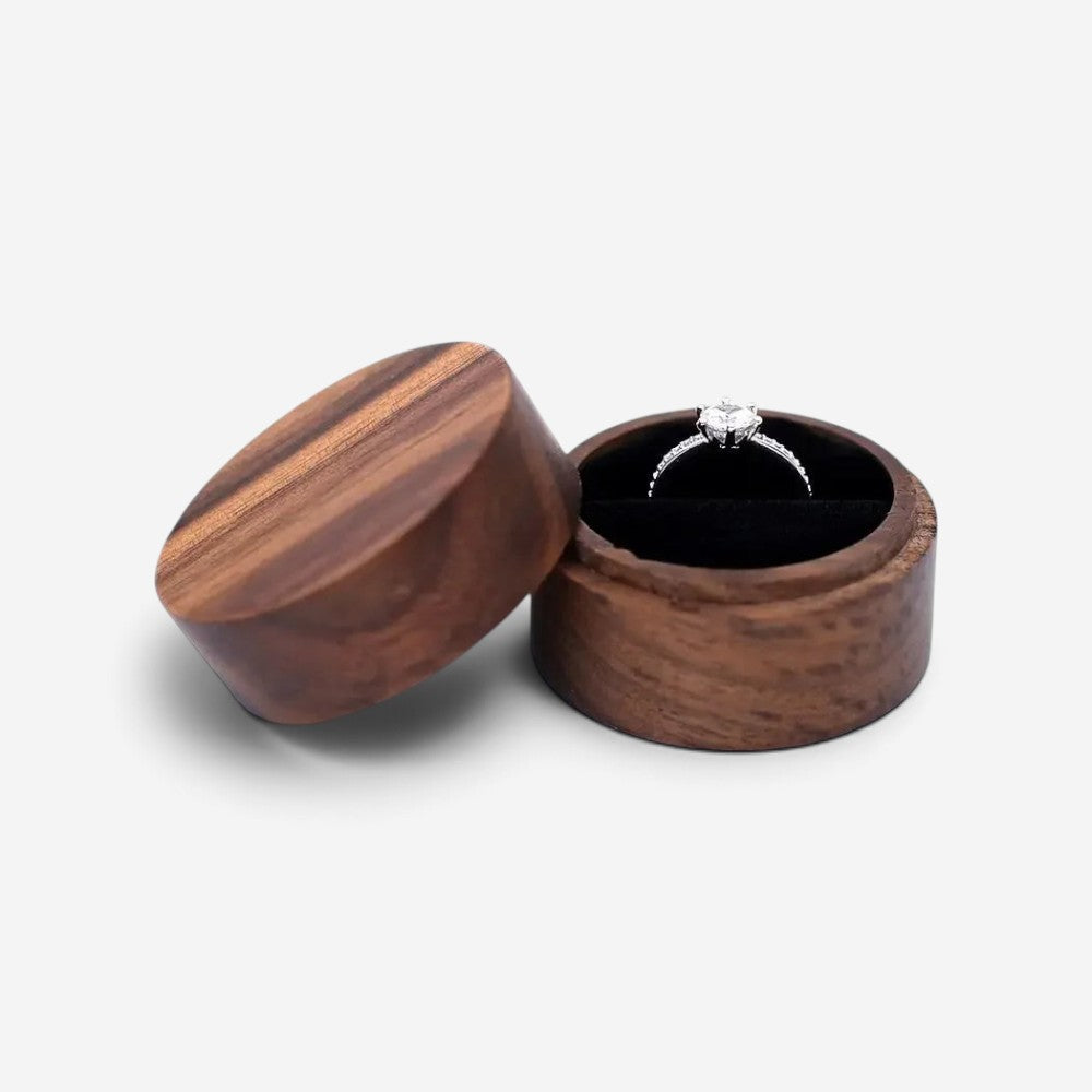Écrin à bague rond en bois SecretGleam avec intérieur noir, idéal pour une demande en mariage élégante