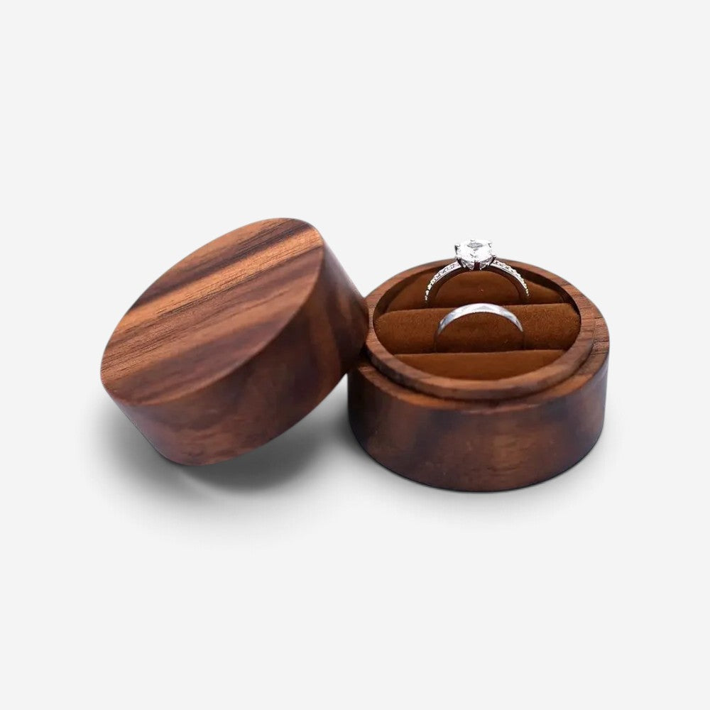 Écrin à bague rond en bois SecretGleam avec intérieur marron, idéal pour deux bagues de fiançailles