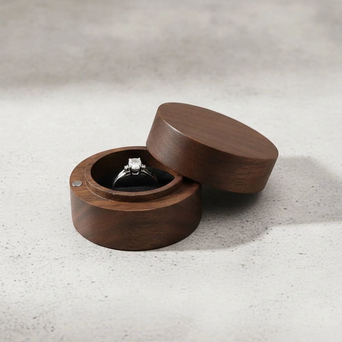 Écrin à bague rond en bois SecretGleam avec fermeture magnétique, idéal pour une demande en mariage élégante
