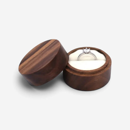 Écrin à bague rond en bois SecretGleam avec intérieur blanc et couvercle amovible, idéal pour une demande en mariage