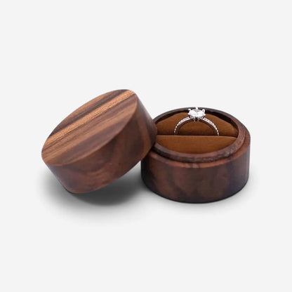 Écrin à bague rond en bois SecretGleam avec intérieur marron et bague de fiançailles en argent