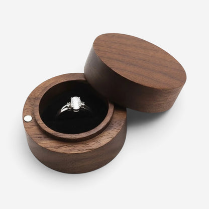 Écrin à bague rond en bois SecretGleam avec fermeture magnétique, idéal pour une demande en mariage élégante