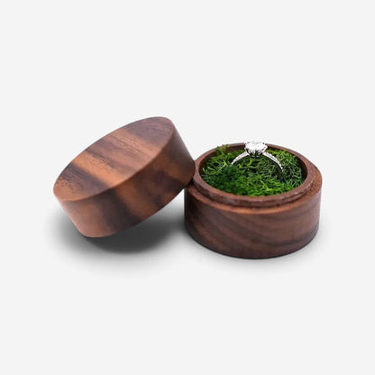 Écrin à bague rond en bois SecretGleam avec intérieur en mousse effet herbe verte et couvercle amovible