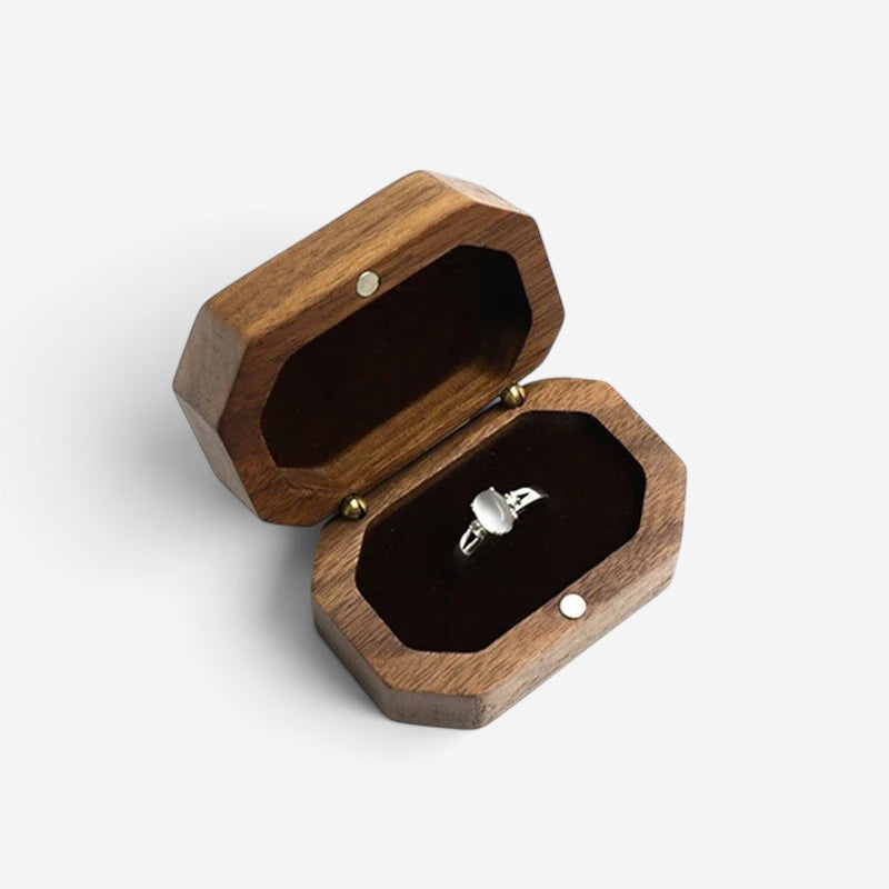 Écrin à bague SecretGleam en forme de cœur en bois foncé avec intérieur en velours pour demande en mariage