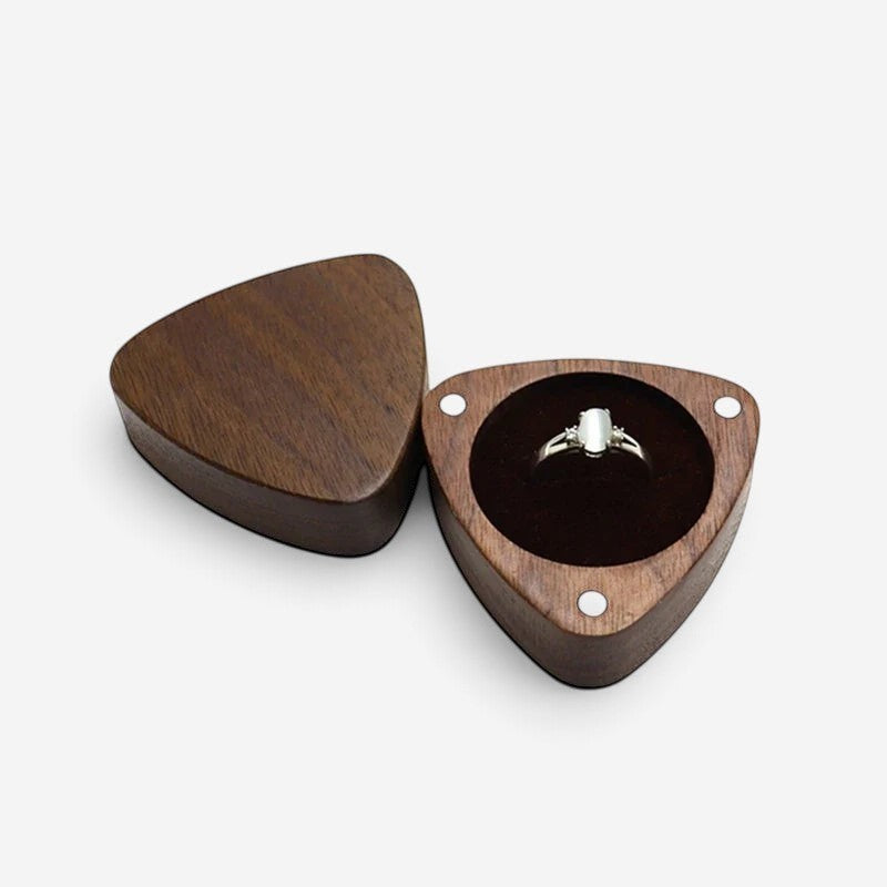 Écrin à bague SecretGleam en forme de cœur en bois sombre avec intérieur velours pour demande en mariage