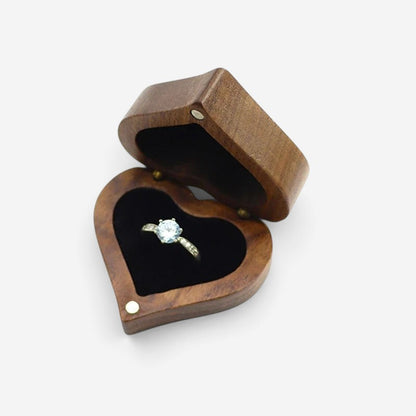 Écrin à bague rond en bois clair SecretGleam avec fermeture magnétique, idéal pour une demande en mariage élégante