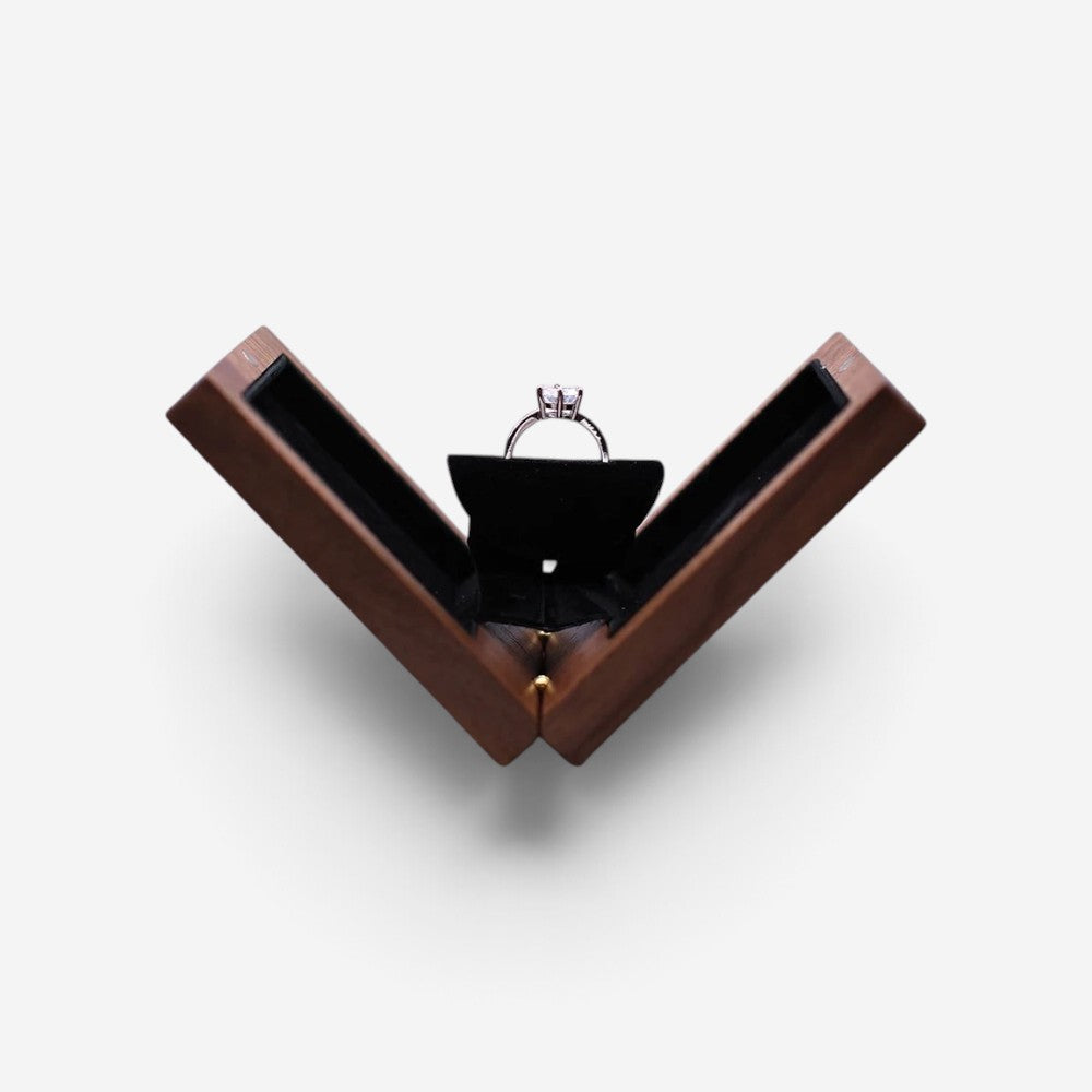 Écrin à bague pliable SecretGleam en bois avec intérieur en velours noir, idéal pour une demande en mariage.
