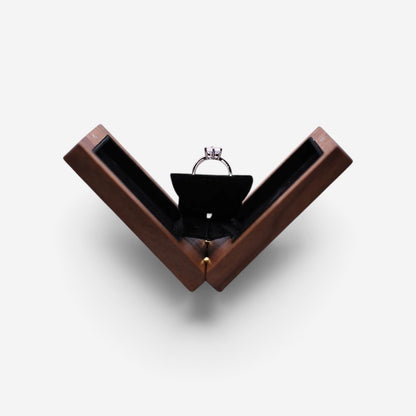 Écrin à bague pliable SecretGleam en bois avec intérieur en velours noir, idéal pour une demande en mariage.