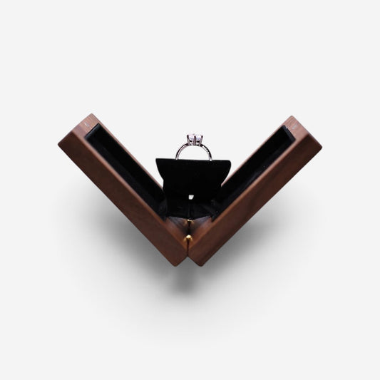 Écrin à bague pliable SecretGleam en bois avec intérieur en velours noir, idéal pour une demande en mariage.