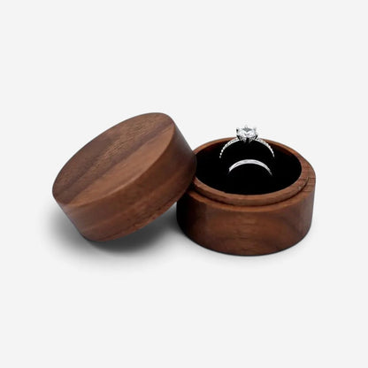 Écrin à bague rond en bois SecretGleam avec intérieur noir et couvercle amovible pour demande en mariage