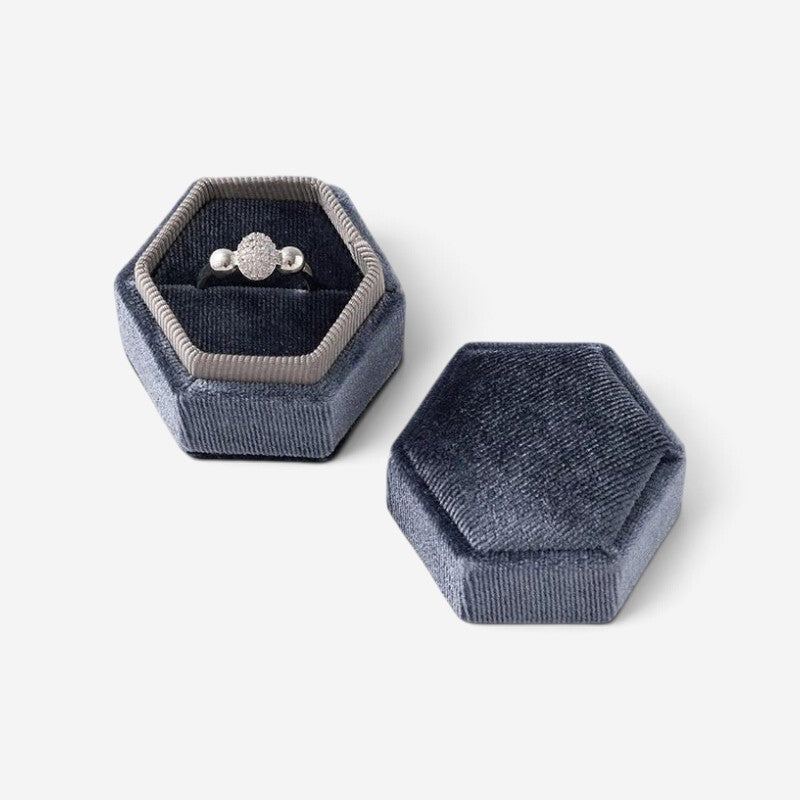 Mini boîte à bijoux hexagonale SecretGleam en velours bleu ardoise