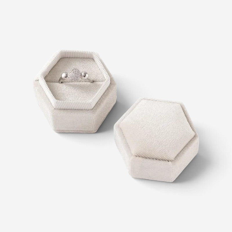 Mini boîte à bijoux hexagonale SecretGleam en velours beige