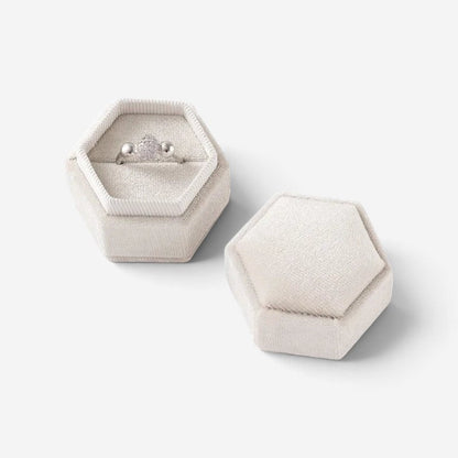 Mini boîte à bijoux hexagonale SecretGleam en velours beige