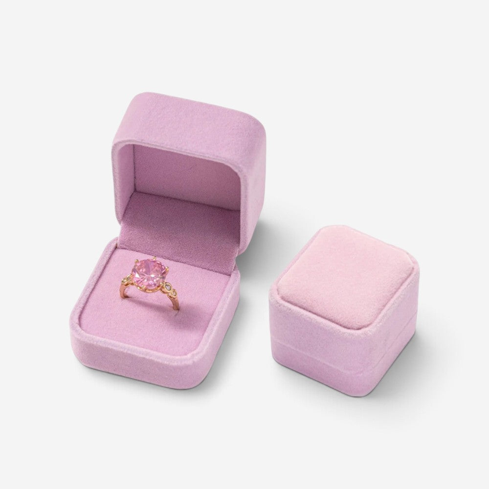 Mini boîte à bijoux SecretGleam en velours rose contenant une bague avec une pierre rose, vue ouverte et fermée