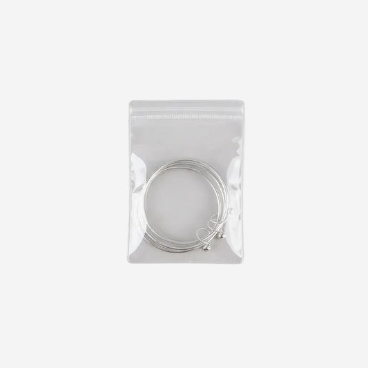 Pochette SecretGleam en PVC transparent avec fermeture éclair contenant des bracelets argentés pour éviter l'oxydation